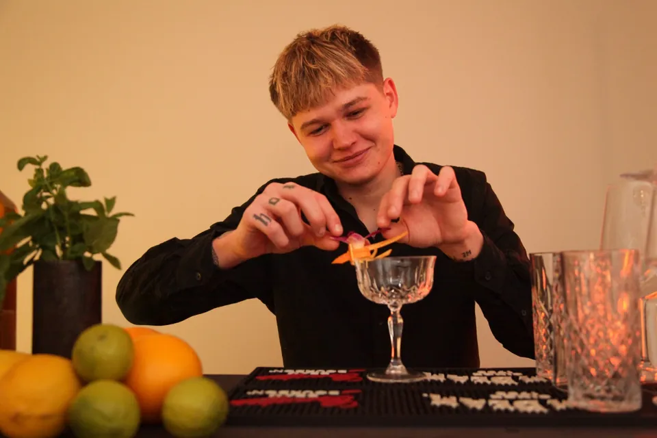 Świeże owoce, zioła i sezon – jak dobieramy składniki do naszych drinków