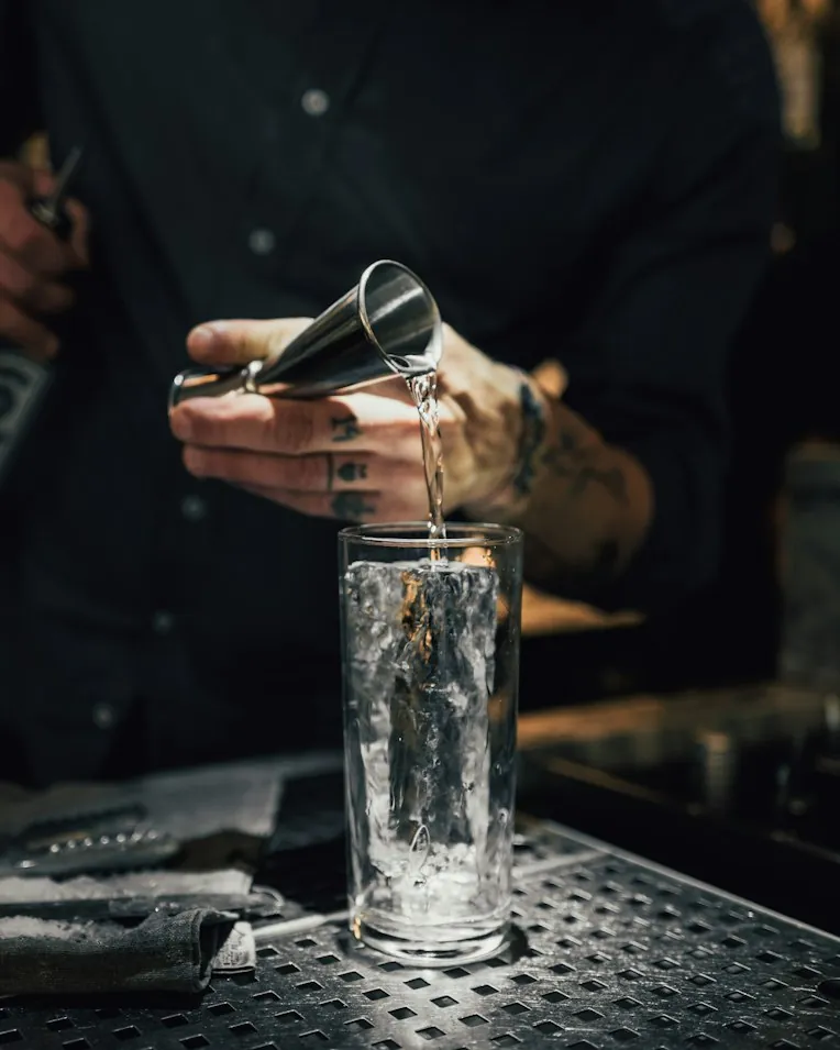 Mobilny barman na event i wesele – kompleksowy przewodnik po profesjonalnej obsłudze barmańskiej